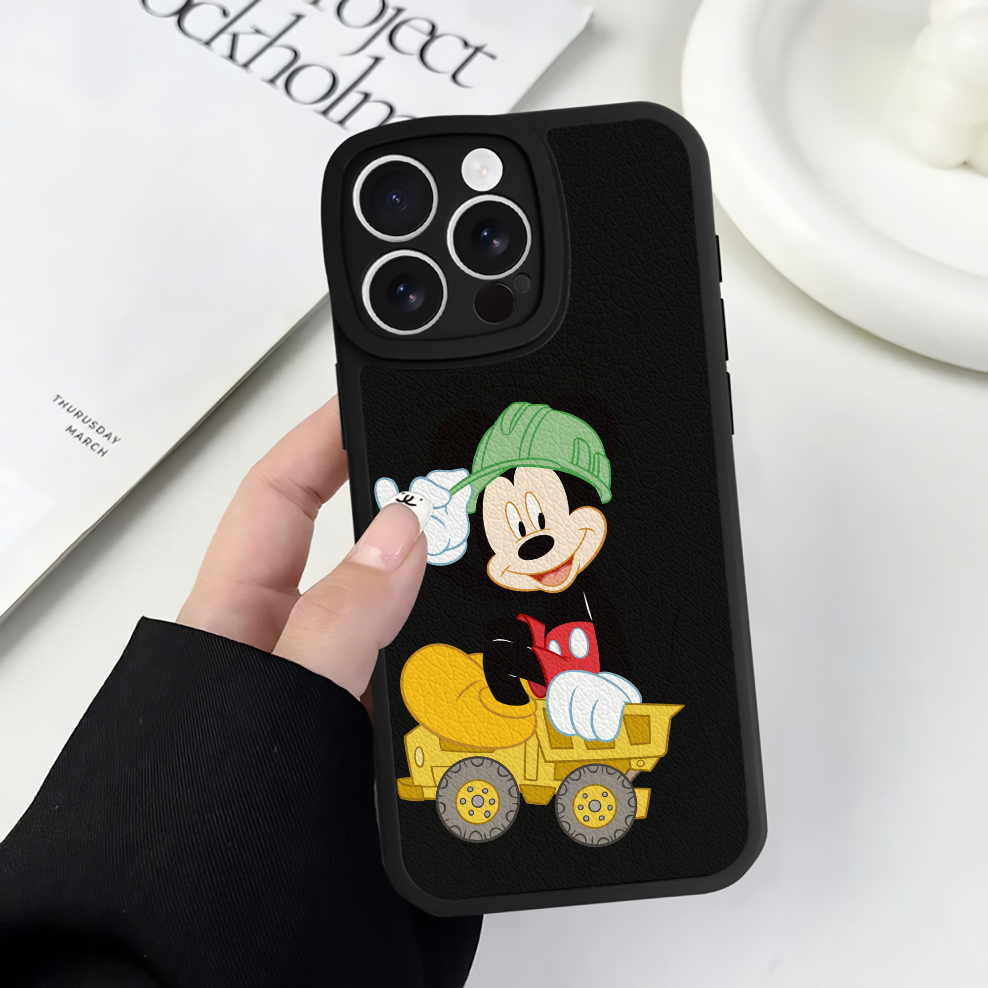 （画像用） ミッキーマウス Mickey Mouse 【iPhone 16シリーズ対応】シリコンスマホケース（レザー調） 材質：シリコン